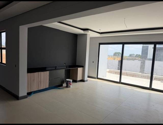 4 BEDROOM HOUSE FOR SALE IN MIDSTREAM HEIGHTS